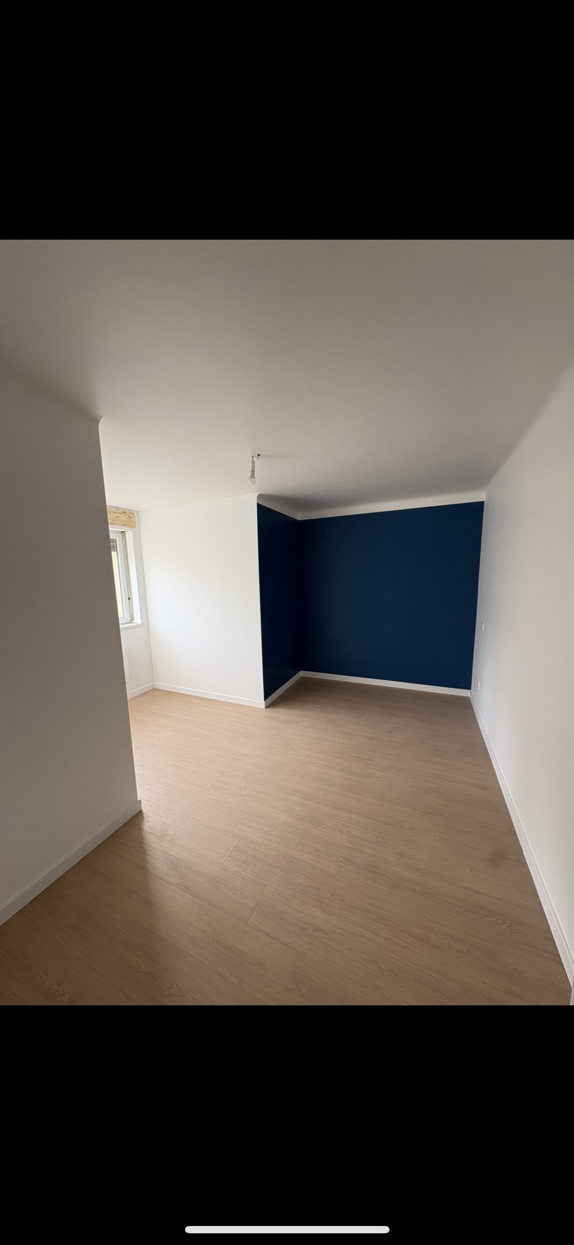 Chantier LT PLAC – finition peinture et sol stratifié