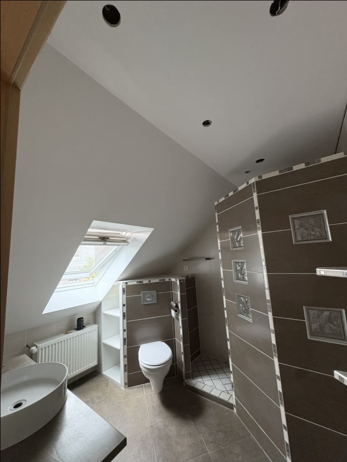 Salle de bain mansardée rénovée par LT PLAC – faux plafond et finitions